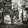 Bauer mit Pferd und Kindern, um 1920