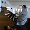 Paul Hüsch an der Orgel in der Kirche von Malnia (Polen)